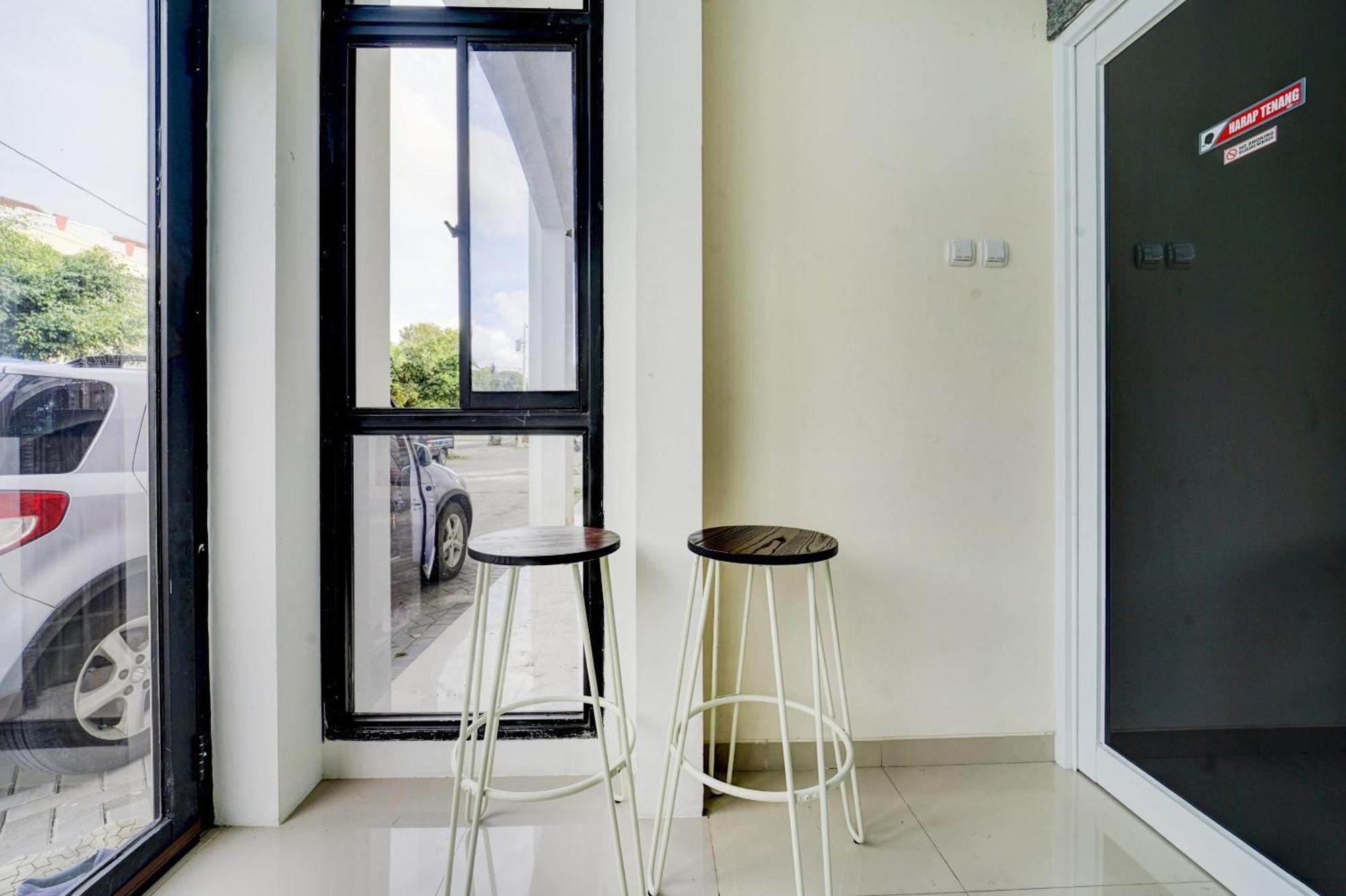 Super Oyo 90778 River Inn Malioboro Джок'якарта Екстер'єр фото