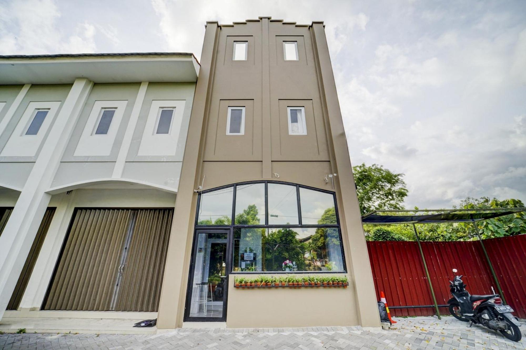 Super Oyo 90778 River Inn Malioboro Джок'якарта Екстер'єр фото