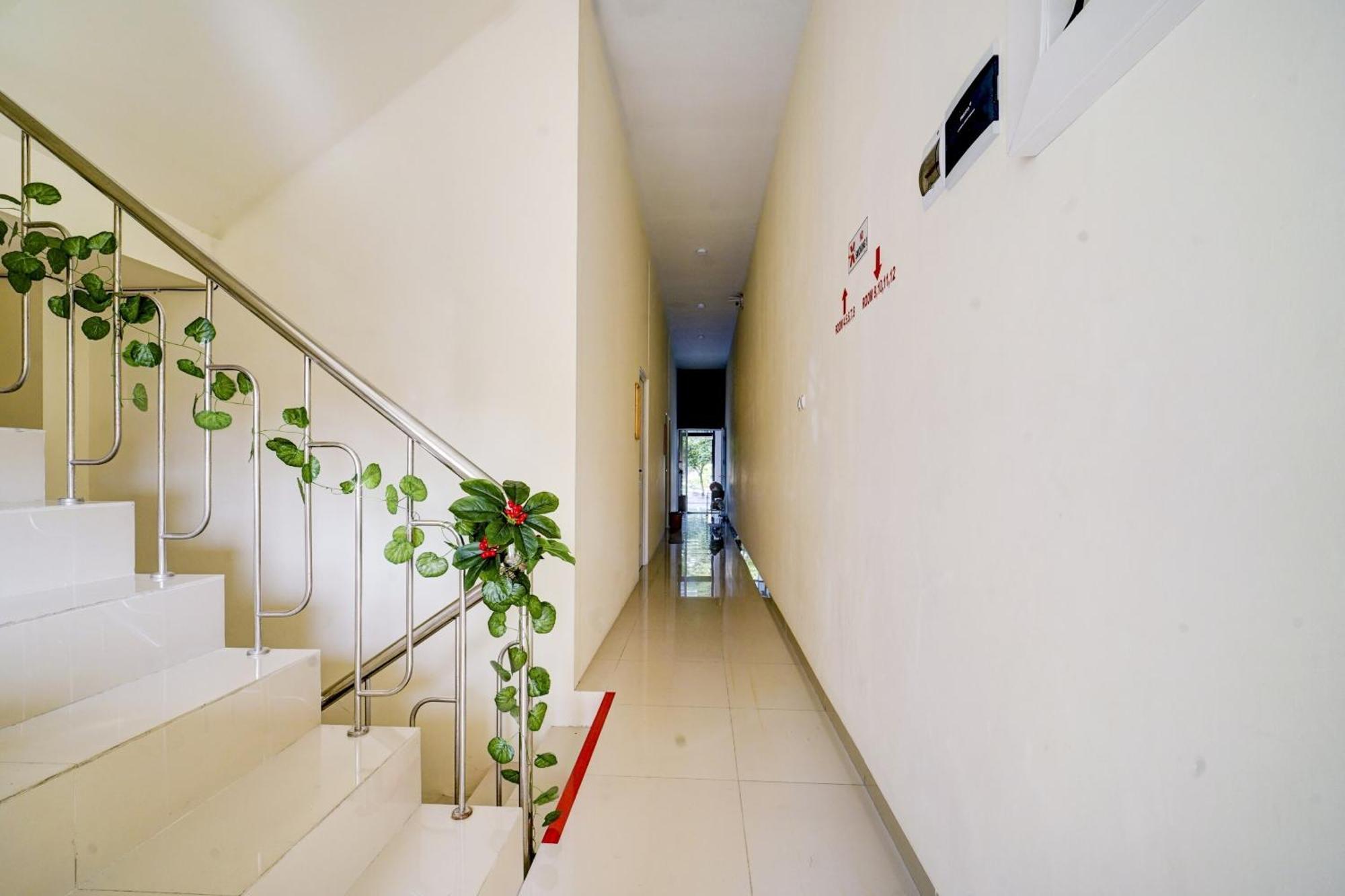 Super Oyo 90778 River Inn Malioboro Джок'якарта Екстер'єр фото