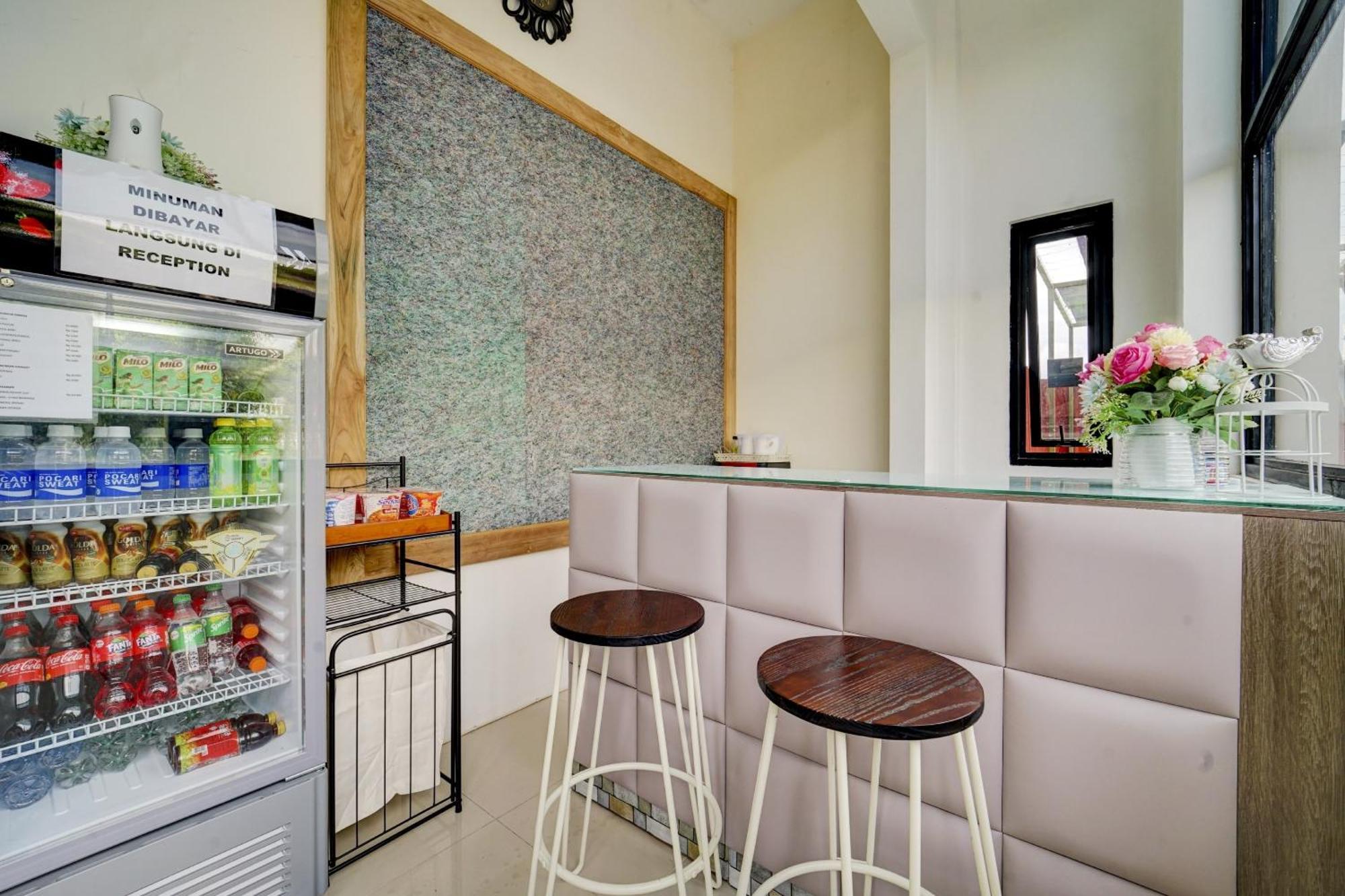 Super Oyo 90778 River Inn Malioboro Джок'якарта Екстер'єр фото