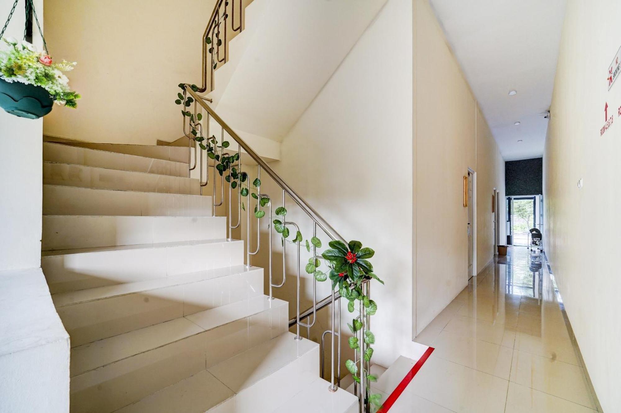 Super Oyo 90778 River Inn Malioboro Джок'якарта Екстер'єр фото