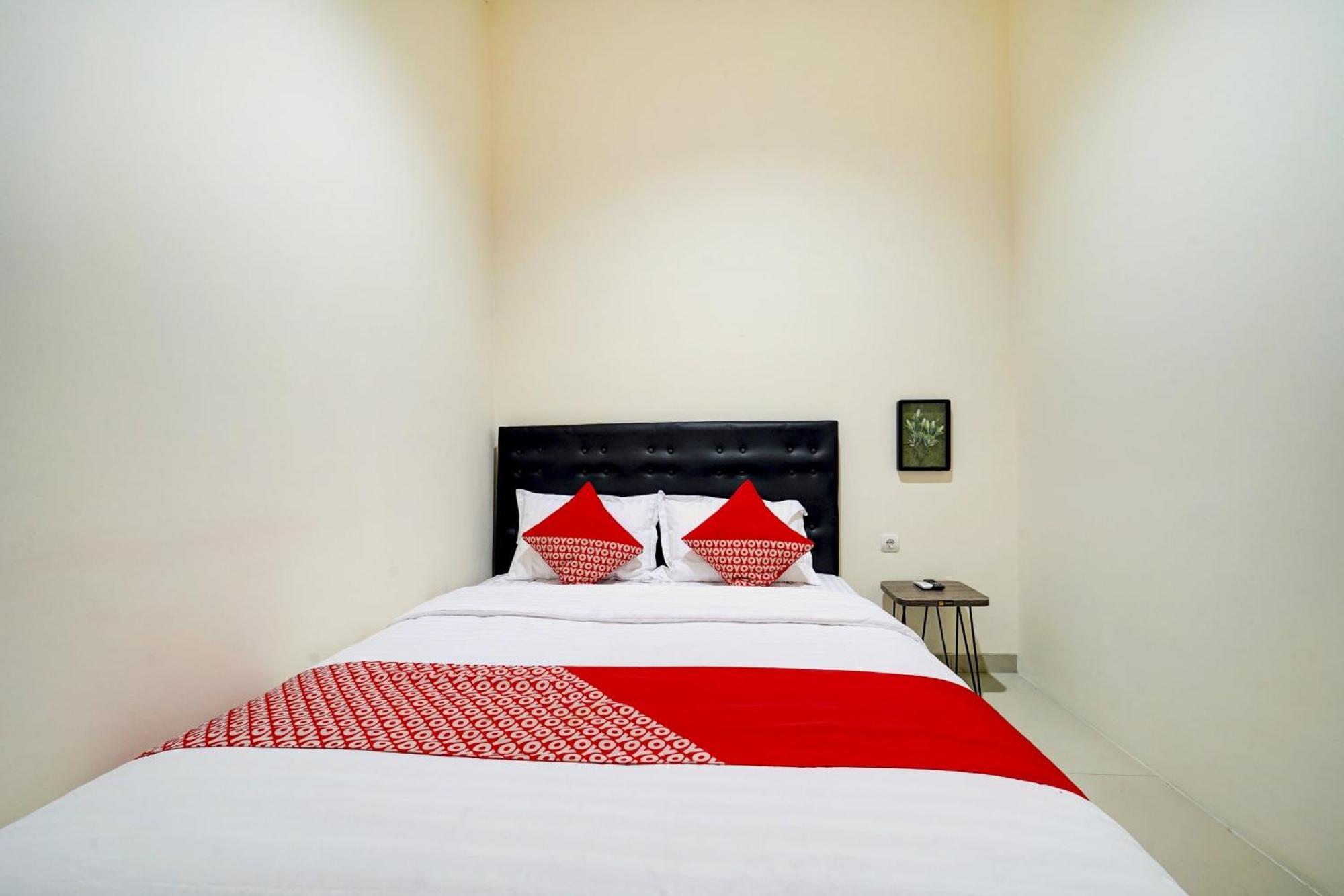 Super Oyo 90778 River Inn Malioboro Джок'якарта Екстер'єр фото