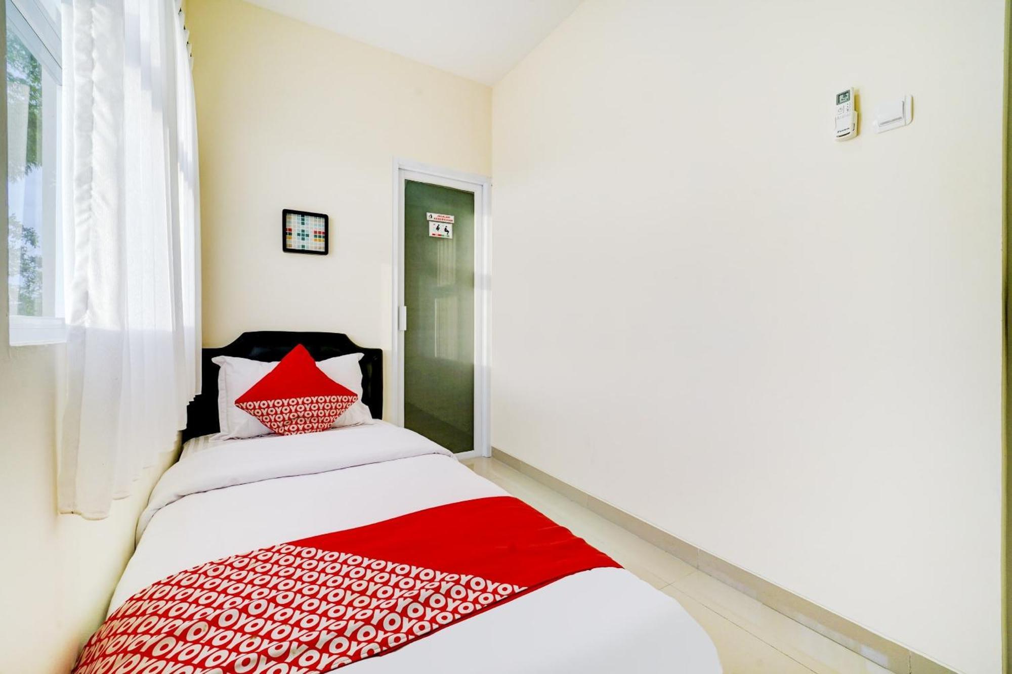 Super Oyo 90778 River Inn Malioboro Джок'якарта Екстер'єр фото