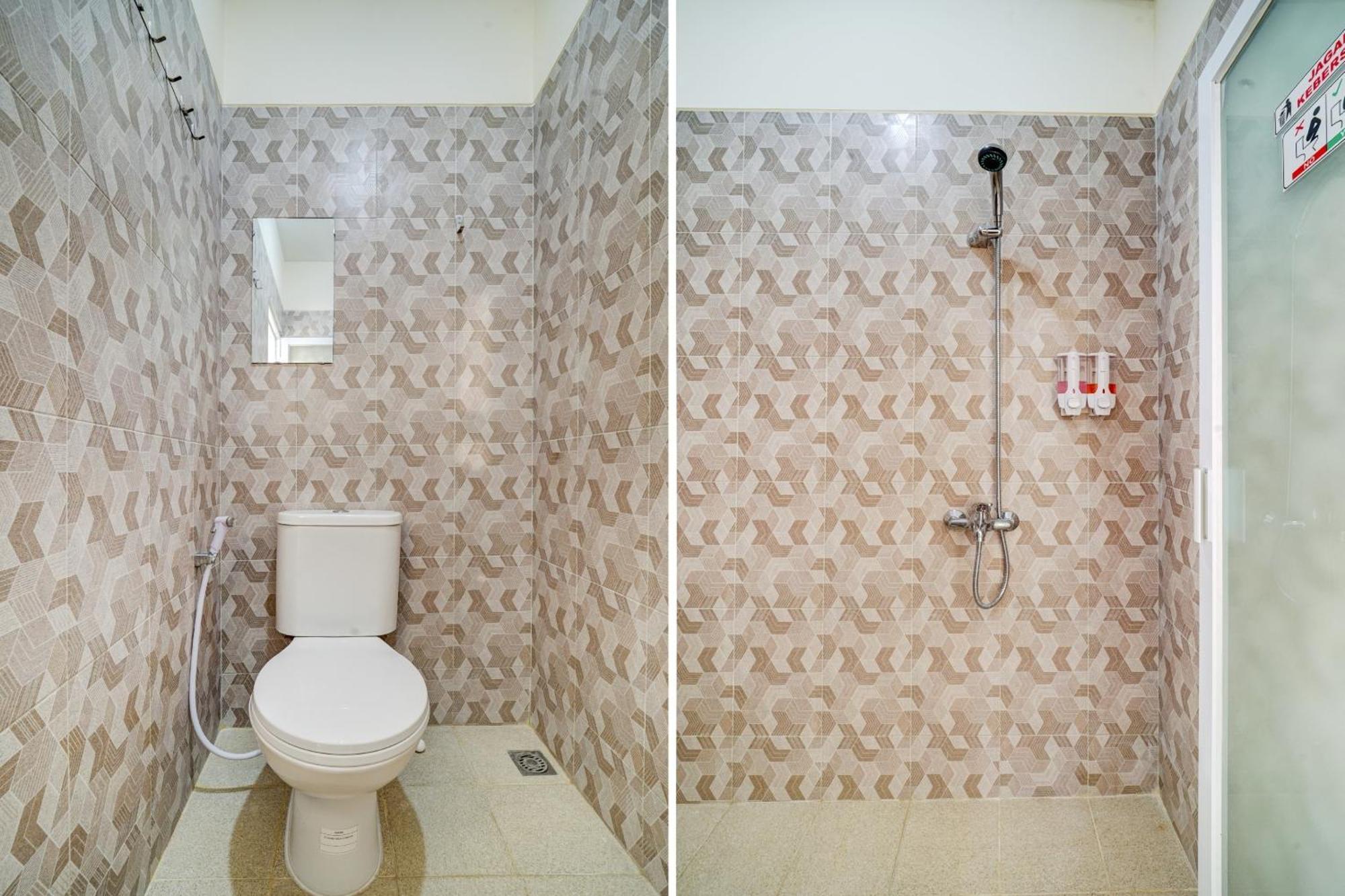 Super Oyo 90778 River Inn Malioboro Джок'якарта Екстер'єр фото
