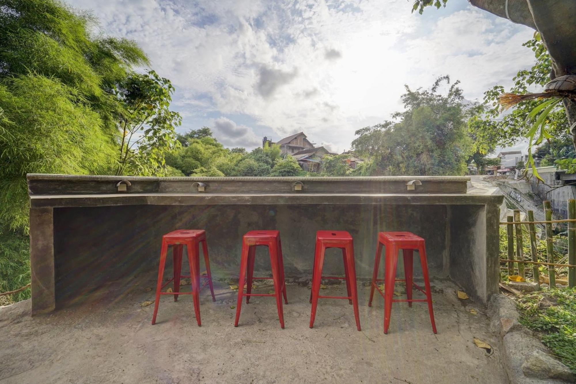 Super Oyo 90778 River Inn Malioboro Джок'якарта Екстер'єр фото