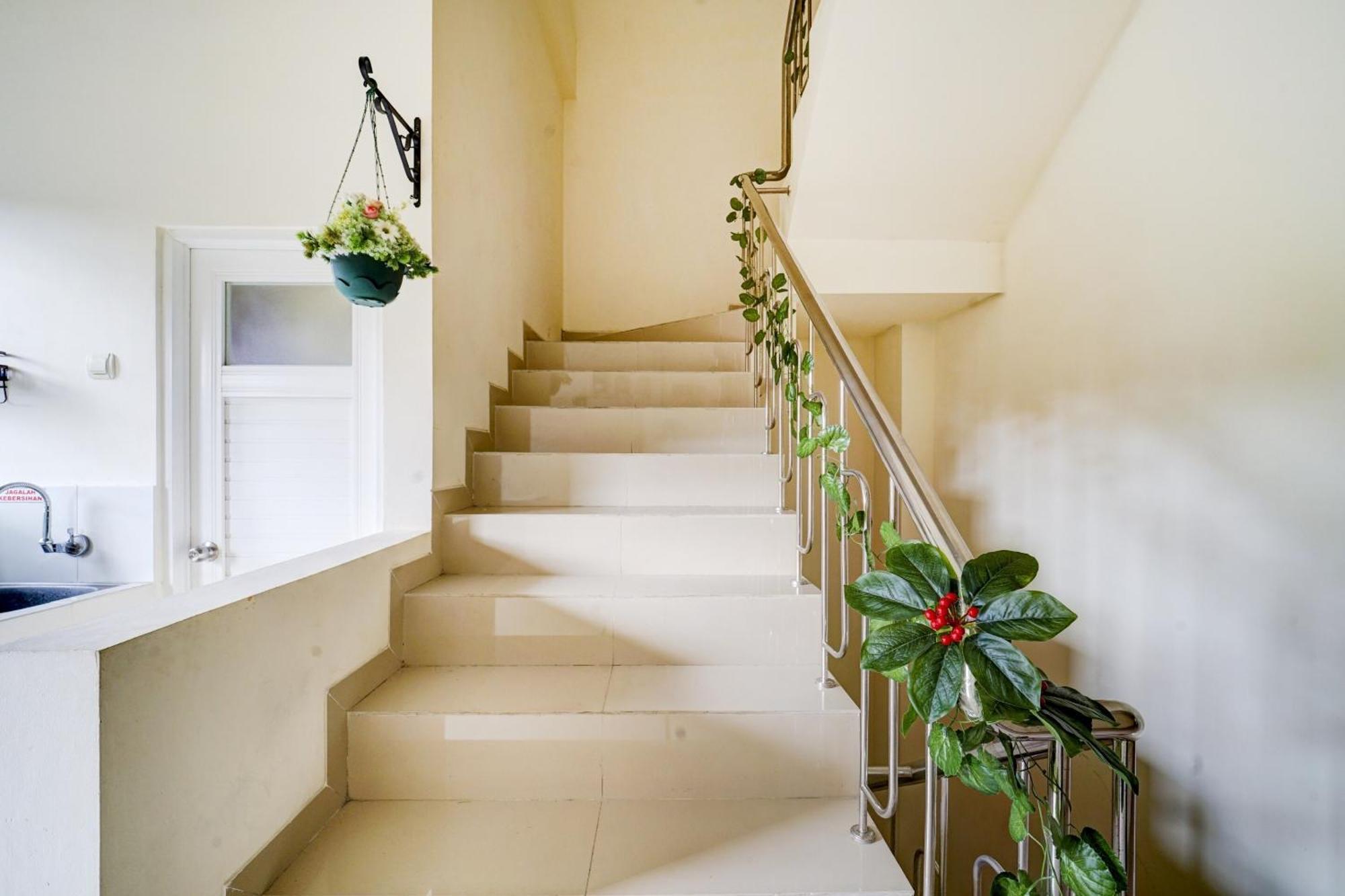 Super Oyo 90778 River Inn Malioboro Джок'якарта Екстер'єр фото